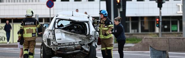 ФОТО | На Пярнуском шоссе в Таллинне столкнулись два легковых автомобиля
