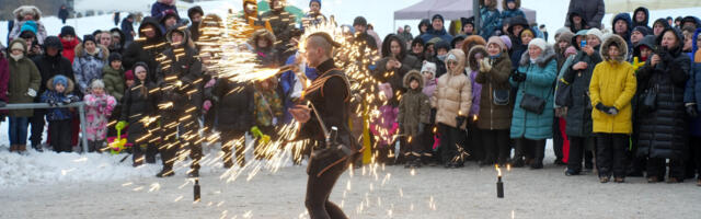 Сотни людей собрались в парке Паэ, чтобы отметить Вастлапяэв и Масленицу