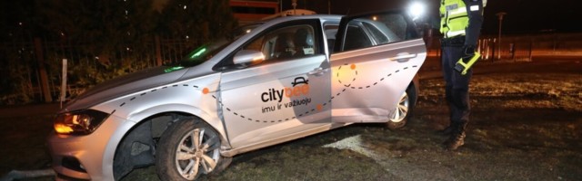 ФОТО | В Ласнамяэ пьяный молодой человек на автомобиле Citybee устроил аварию