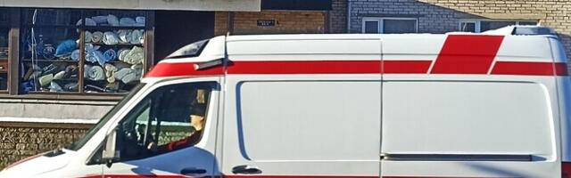 В Нарве автобус затормозил, чтобы избежать столкновения со скорой: пострадала пассажирка