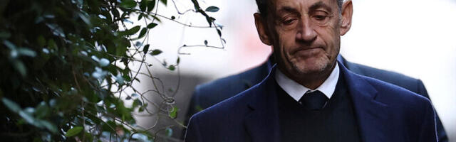 Экс-президент Франции Николя Саркози прибыл в парижскую тюрьму