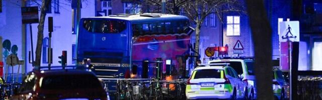 В центре Стокгольма двухэтажный автобус въехал в людей на остановке: есть погибшие