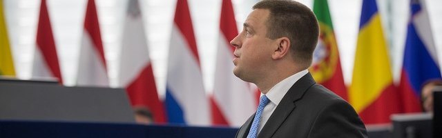 Ношение защитных масок должно стать социальной нормой — премьер-министр Эстонии