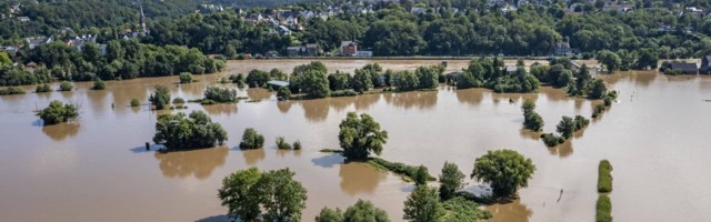 Число жертв наводнения в Германии превысило 100 человек