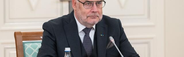 Алар Карис защищал научную степень в Минске. В официальных биографиях на эстонском языке это не упоминается