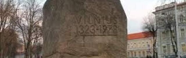 С Кафедральной площади Вильнюса уберут камень в память о 650-летии основания Вильнюса
