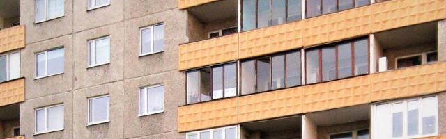 ВИДЕО | В рижской девиэтажке ветер сорвал балкон