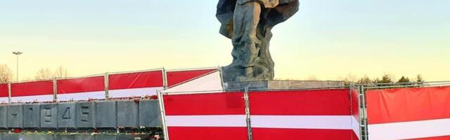 В Латвии разгорелся кризис из-за убранных бульдозером цветов, принесенных к монументу в парке Победы 9 мая