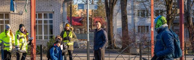 Доли секунды до трагедии: как в Нымме железнодорожное полотно пересекали