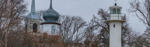 Маяки Эстонии | Маяк Нинакюла, которому помогала церковь