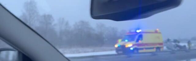 ВИДЕО | На шоссе Таллинн — Нарва перевернулся автомобиль, водитель доставлен в больницу
