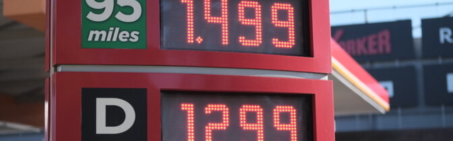 АЗС подняли цены на бензин до рекордно высокого уровня