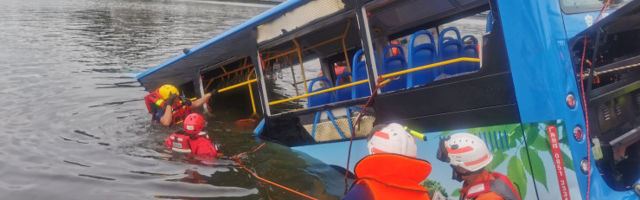 В Китае автобус со школьниками упал в водохранилище: 21 погибший, 15 пострадавших