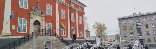 ФОТО: на Ратушной площади Нарвы готовят сцену для празднования Дня Европы
