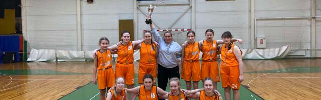 Юные нарвские баскетболистки в напряжённой борьбе стали чемпионами турнира в Смилтене