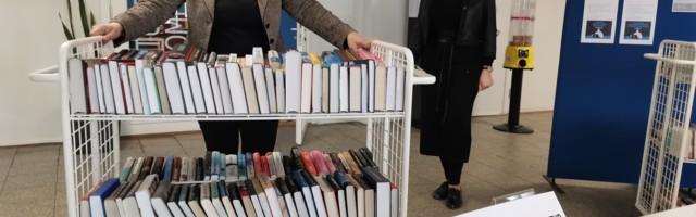 Библиотека работает, но книги надо заказывать заранее