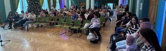 Город Кохтла-Ярве одарил своих новорожденных серебряными ложками