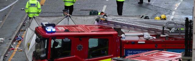 ВИДЕО | Автомобиль врезался в толпу фанатов „Ливерпуля“ во время празднования триумфа в Премьер-лиге