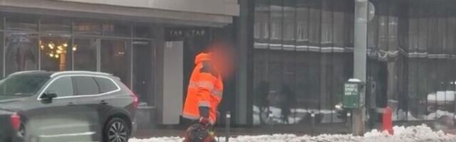 ВИДЕО: в центре Таллинна устраняли последствия снегопада воздуходувкой