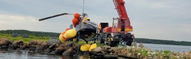 ФОТО | Упавший в воду вертолет у Вилсанди доставлен на берег