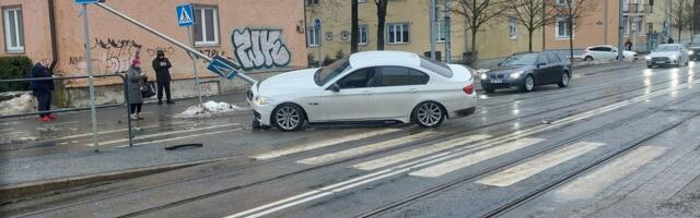 Авария на трамвайных путях: водитель скрылся с места ДТП