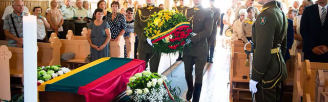 С воинскими почестями: в Литве перезахоронили останки "лесного брата"