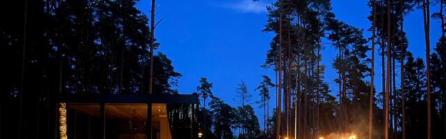 В этом стеклянном доме посреди эстонского леса видно всё, что происходит в природе — и его можно арендовать