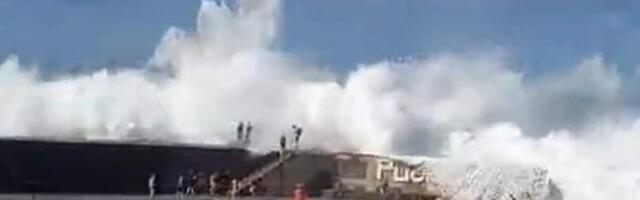 Три человека погибли и 15 пострадали на побережье Тенерифе из-за мощных волн – СМИ