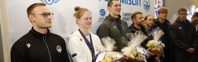 ФОТО | В Таллиннском аэропорту торжественно встретили чемпионов Европы Ефимову и Трибунцова  