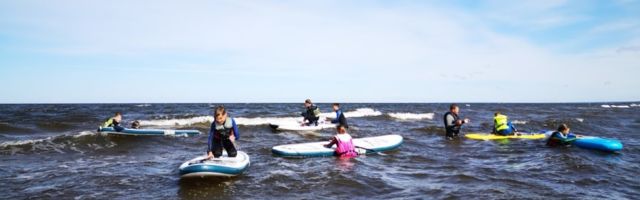 В Нарва-Йыэсуу впервые проходит детский серфлагерь  +ГАЛЕРЕЯ