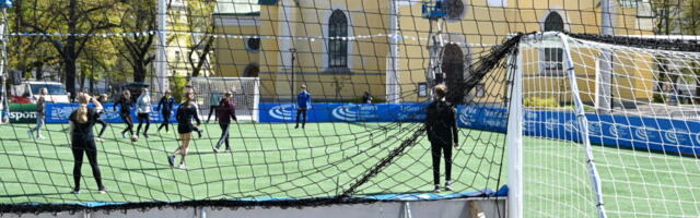 Таллиннская площадь Свободы стала футбольным полем