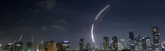 В ответ на удары Иран запустил по Израилю баллистические ракеты. Над Тель-Авивом и Иерусалимом видны вспышки