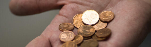 Торговым предприятиям напомнили об обязанности принимать монеты 1 и 2 цента при оплате покупки