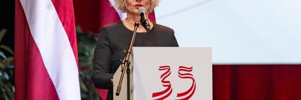 Спикер Сейма в прошлом году заработала почти 100 тысяч евро