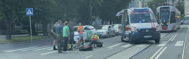 ФОТО | В центре Таллинна подросток на самокате вылетел на проезжую часть и устроил аварию