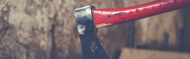 Полицейские в Нарве обезвредили пьяного мужчину с топором