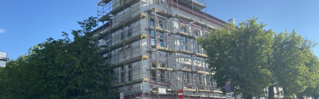 Здание Нарвской горуправы опоясали строительные леса