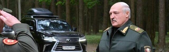 Александр Лукашенко показался на публике после нескольких дней отсутствия. У него был бинт на руке