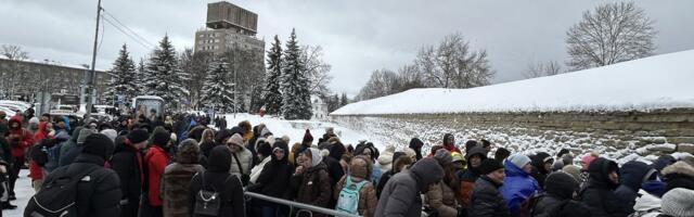 ФОТО И ВИДЕО | Сильный ветер, очереди до 10 часов, продажа мест, чай от волонтера — о чём рассказывают люди у погранперехода в Нарве