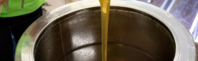 Департамент: на прилавках эстонских магазинов обнаружен мед, разведенный сиропом