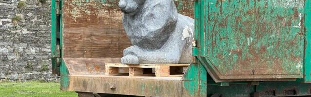 ФОТО: скульптуры львов на набережной Нарвы отправились на реставрацию