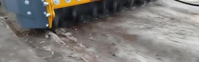 ВИДЕО | Знаменитая „фреза Карпикова“ не справляется со льдом на улицах Нарвы