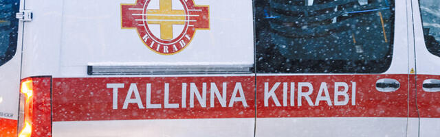 В Таллинне автомобиль при движении задним ходом сбил мужчину