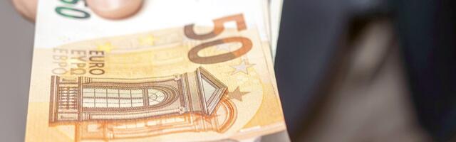 Минимальная зарплата с апреля вырастет до 946 евро. Увеличатся и связанные с ней пособия и цены на услуги