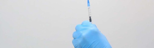 В трех торговых центрах Риги будут вакцинировать от Covid-19