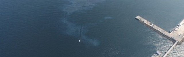 ФОТО | В Силламяэском порту обнаружили крупное загрязнение: в море вытекли десятки литров топливного масла