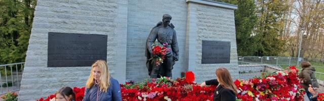 ФОТОГАЛЕРЕЯ ⟩ Люди несли цветы к Бронзовому солдату до позднего вечера