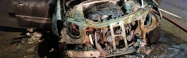 Сгоревший автомобиль и столкновение на переезде: сводка спасателей