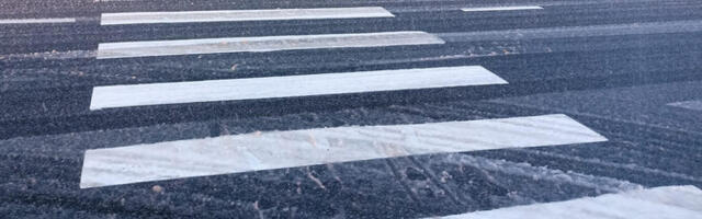 В Нарве автомобиль сбил пешехода на переходе