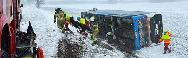 Под Кохтла-Ярве рейсовый автобус съехал с дороги